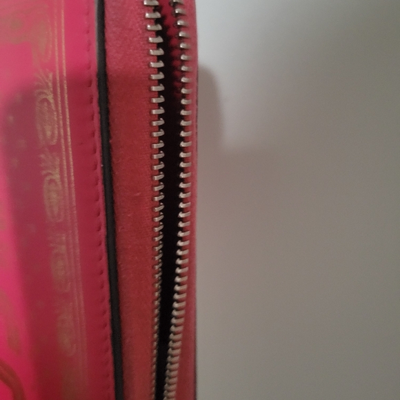 GUCCI- Guccy + Sega collab continental zip around beautiful bright pink wallet. - Picture 10 of 16